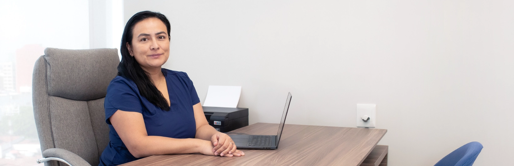 Doctora en consultorio